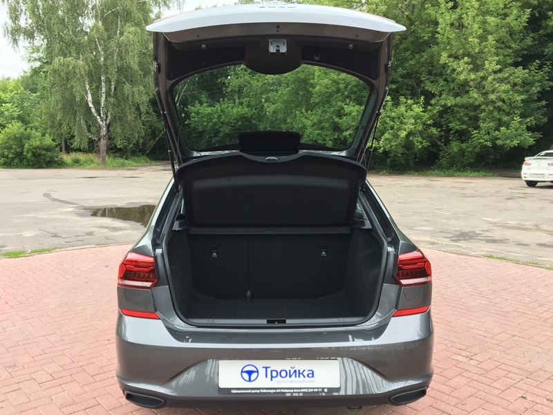 Volkswagen Polo лифтбек  взять машину в аренду